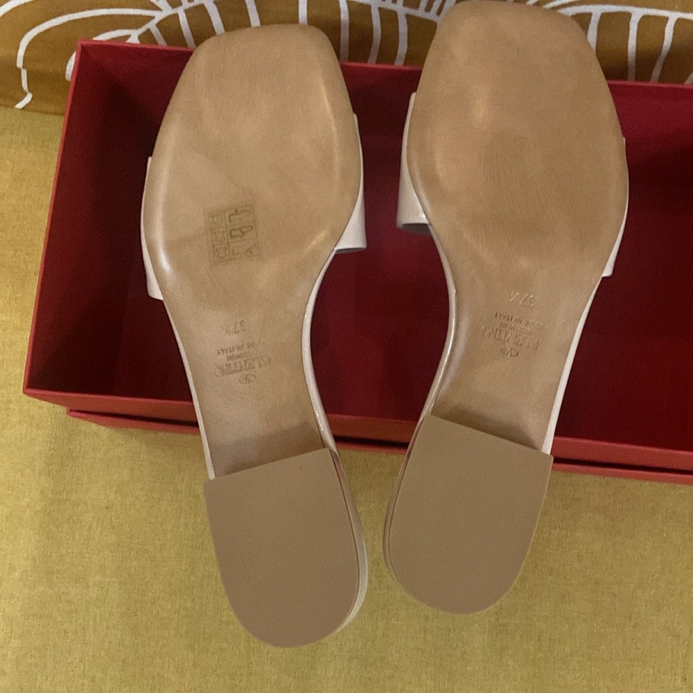 Great gift!! New VALENTINO GARAVANIMaxi Stud Powder Rose Slide 7.5Retail $890 - Picture 3 of 4